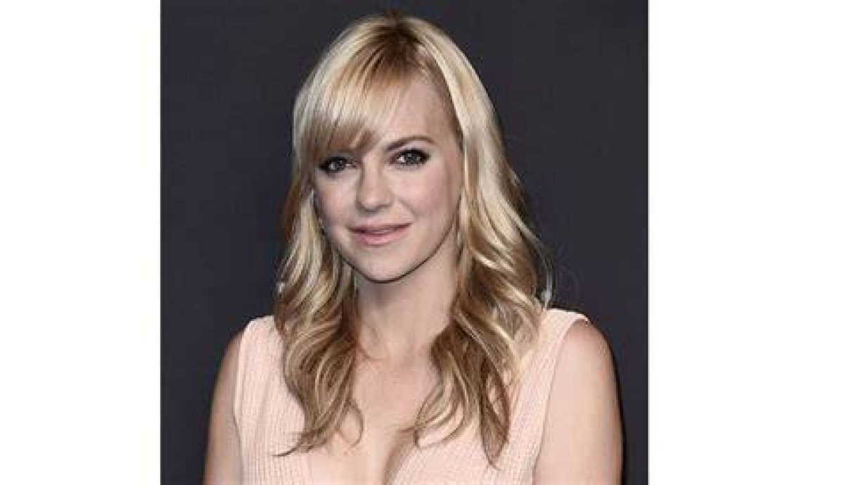Exploring the Fascinating Journey of Anna Faris: a Closer Look at Her Career and Personal Life